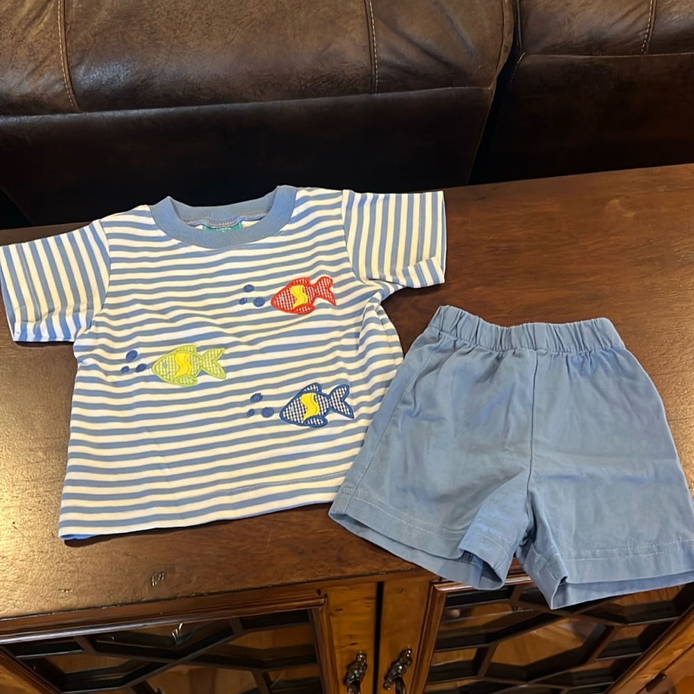 Claire and Charlie short set